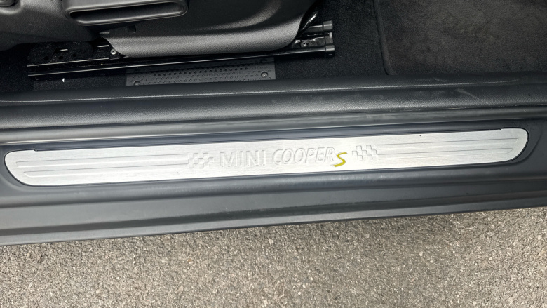 MINI Hatchback 135kW Cooper S Level 2 33kWh 3dr Auto Electric Hatchback